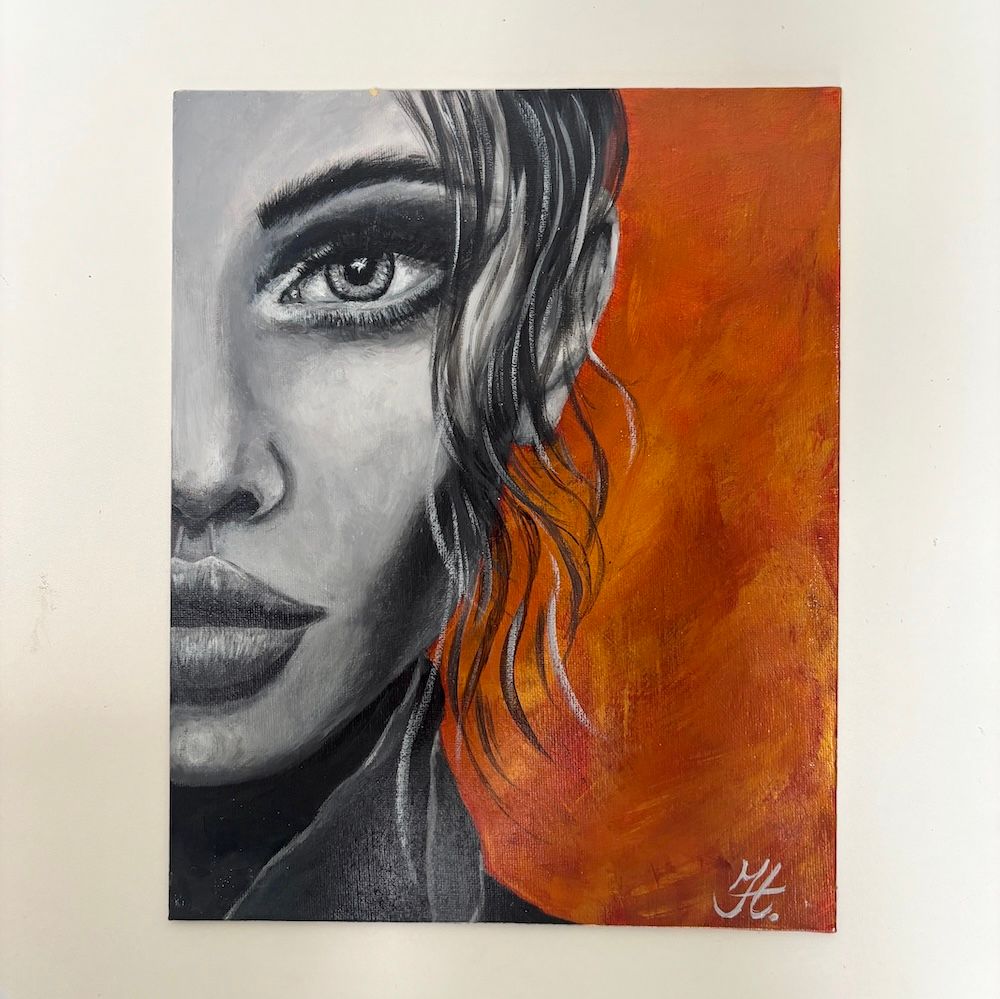 Monochroom portret van een gezicht met één oog, tegen een levendige oranje, gestructureerde achtergrond.