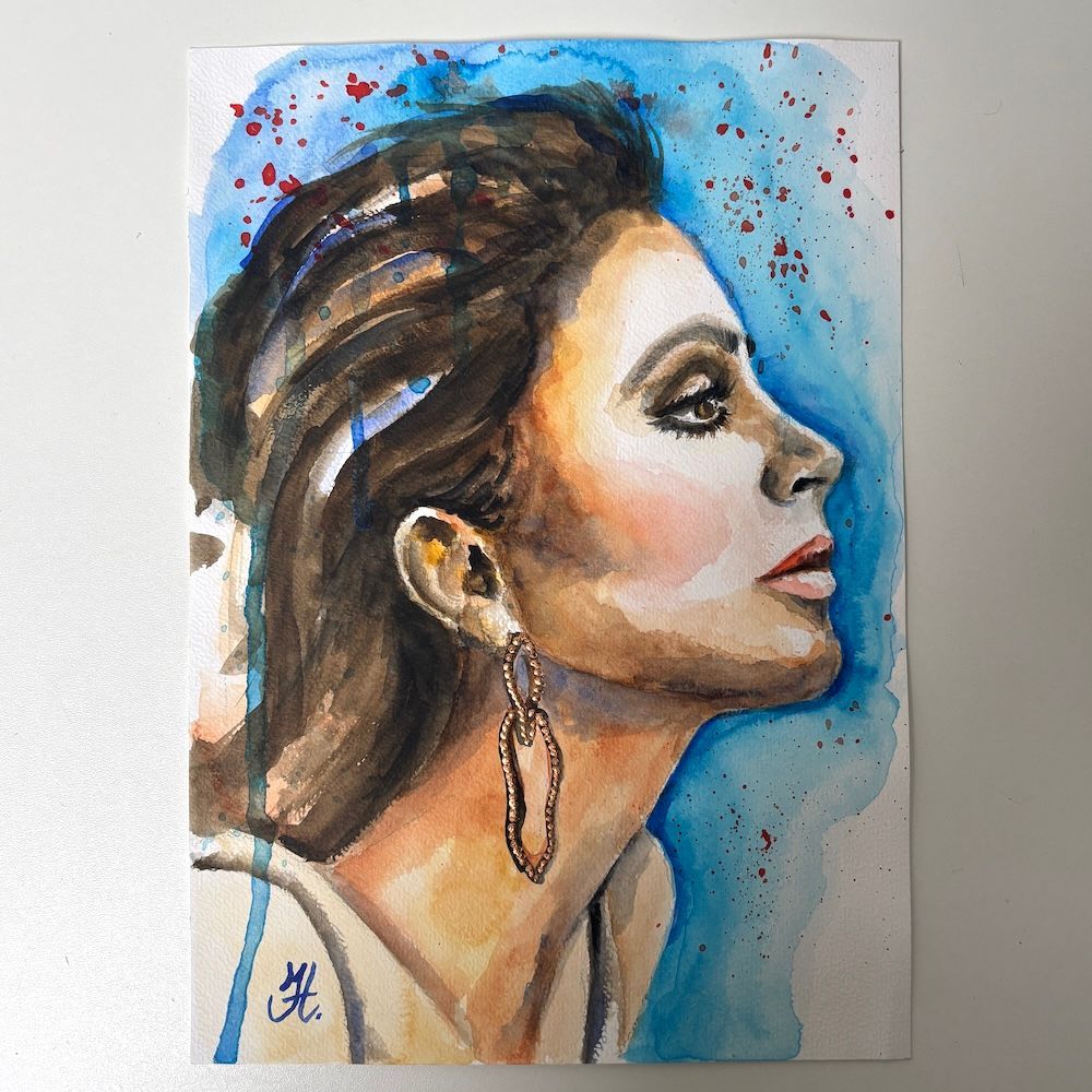Portretschilderij van een vrouw in profiel met donker haar, een blauwe achtergrond en rode verfspatten.