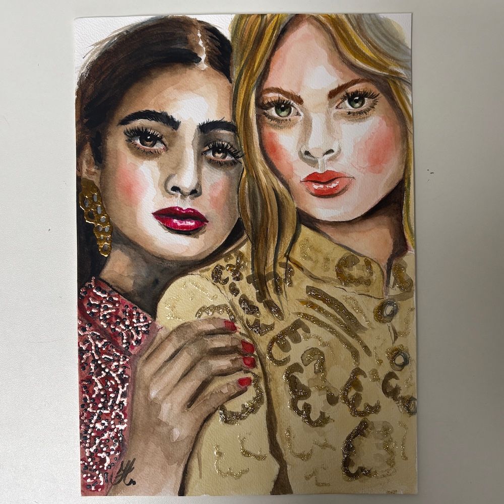 Twee gestileerde vrouwenportretten, een in rood en een in goud, staan ​​dicht bij elkaar.