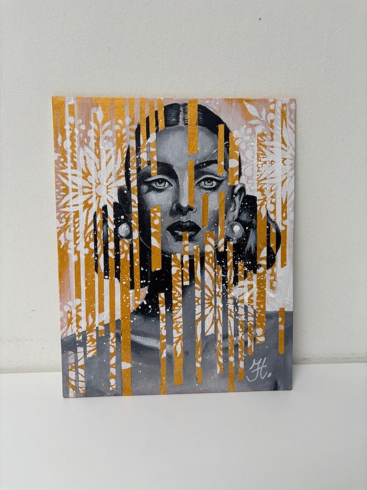 Abstract portret van een vrouwengezicht in grijs en goud, met verticale verfstrepen en een gestructureerde achtergrond.