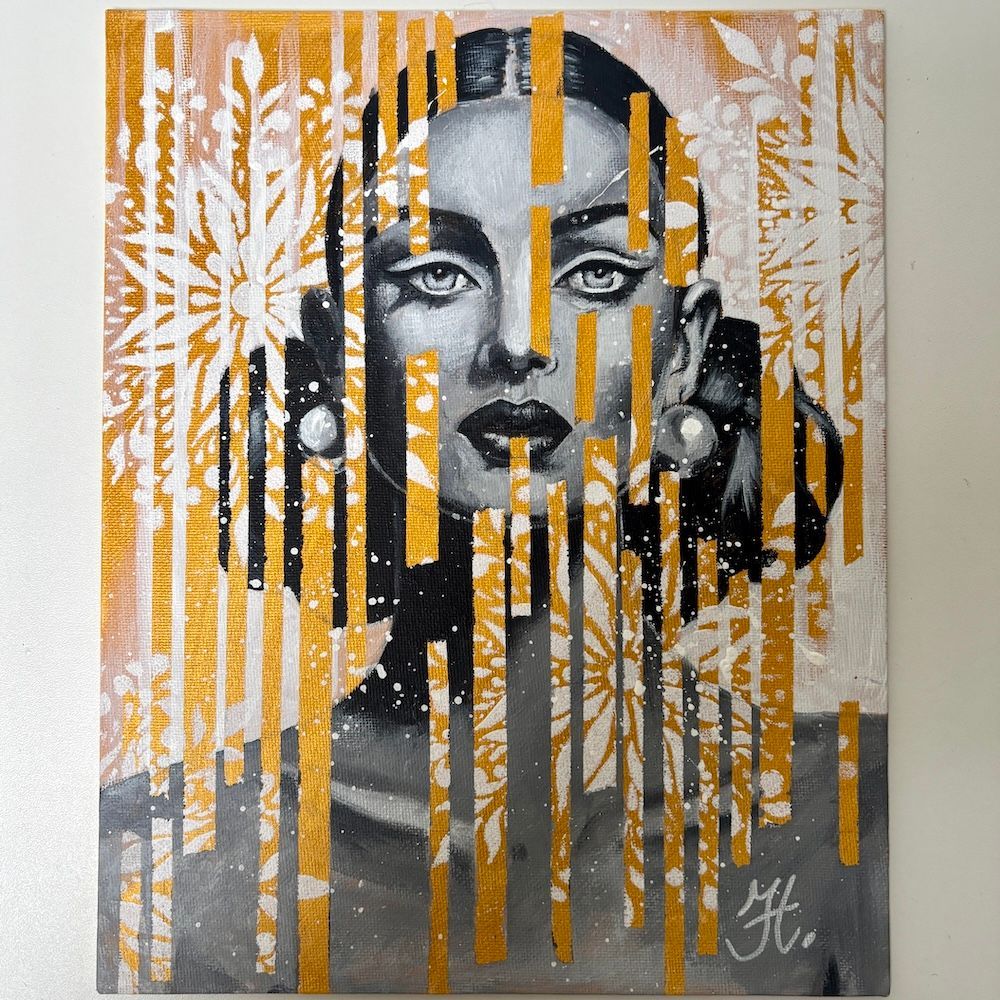 Abstract portret van een vrouwengezicht in grijs en goud, met verticale verfstrepen en een gestructureerde achtergrond.