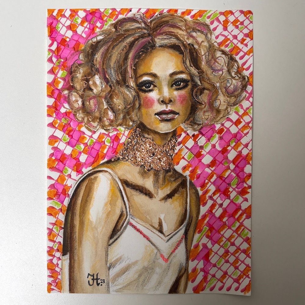 Gestileerd portret van een vrouw met krullend haar tegen een roze-oranje geometrische achtergrond.