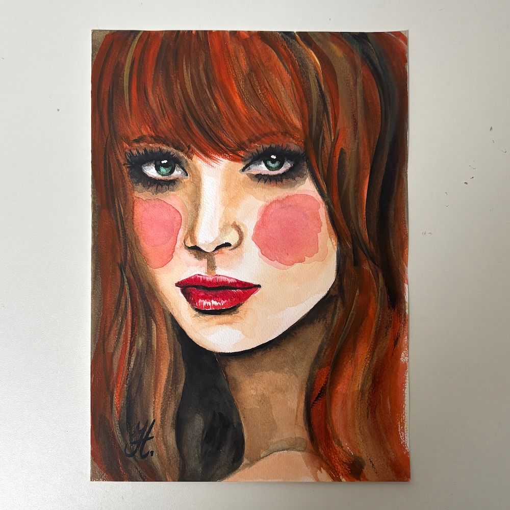 Gestileerd portret van een gezicht met rood haar, roze wangen en opvallende make-up op een witte achtergrond.