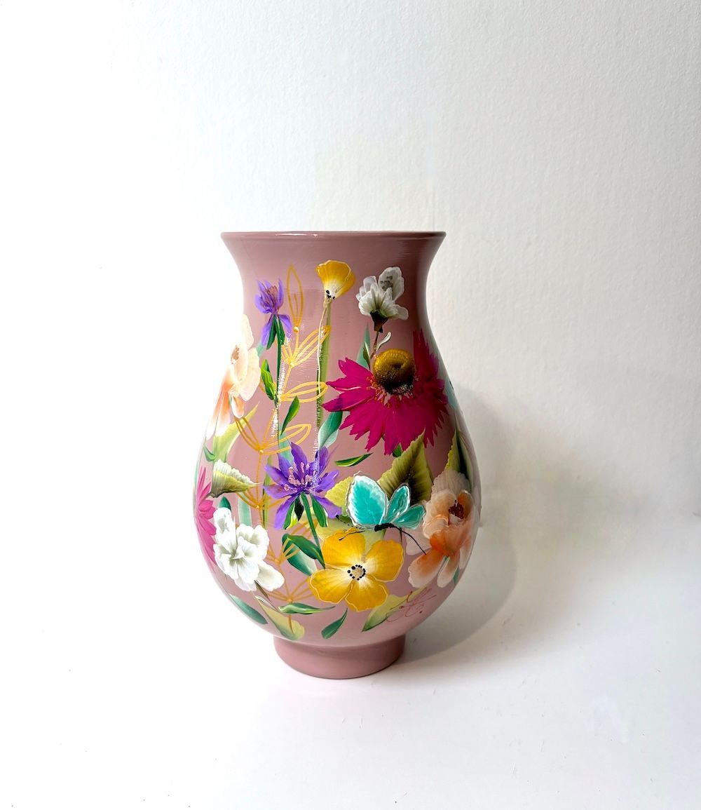 Een mauve keramische vaas met een taps toelopende hals, versierd met een levendig, handgeschilderd met kleurrijke bloemen.