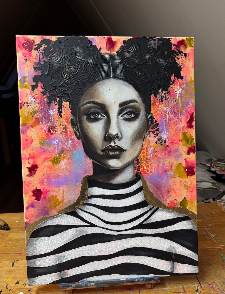 Gestileerd portret met een zwart-wit gestreept topje en een levendige roze-oranje abstracte achtergrond.