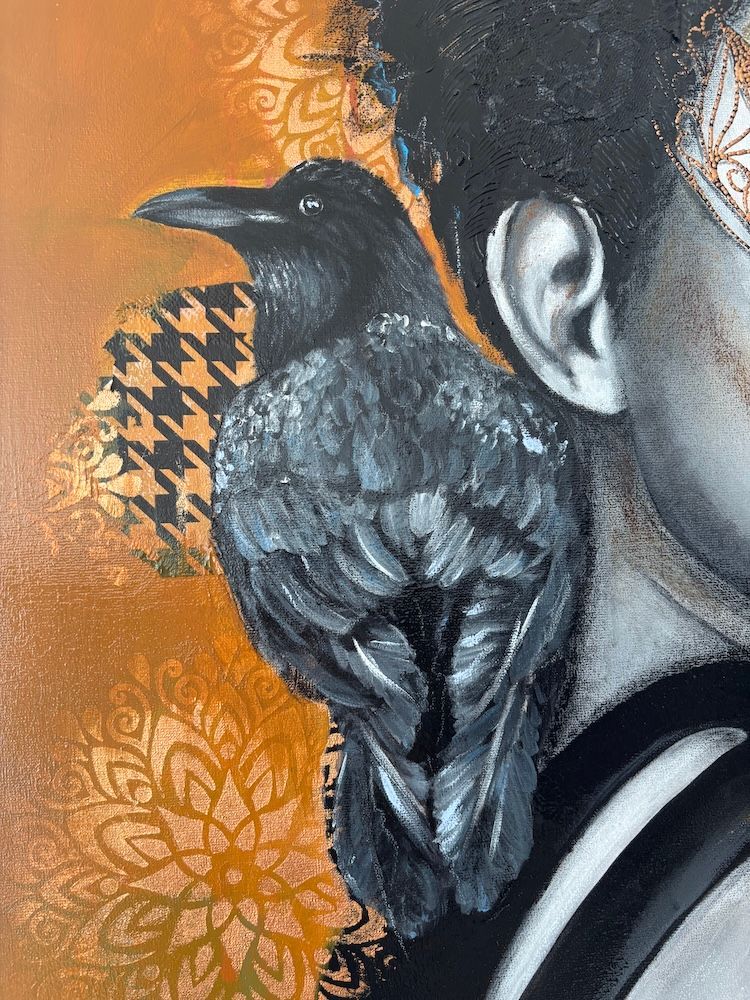 Zwart-witportret op een oranje achtergrond, met een gemaskerd gezicht en gestreepte kleding, in een artistieke stijl.