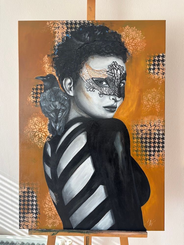 Zwart-witportret op een oranje achtergrond, met een gemaskerd gezicht en gestreepte kleding, in een artistieke stijl.