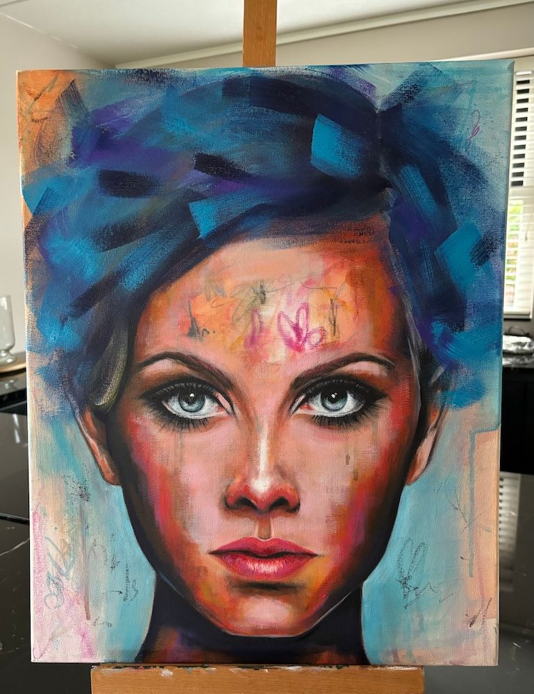 Kleurrijk portret van een vrouw met blauw haar en intense ogen op een reflecterende zwarte achtergrond.