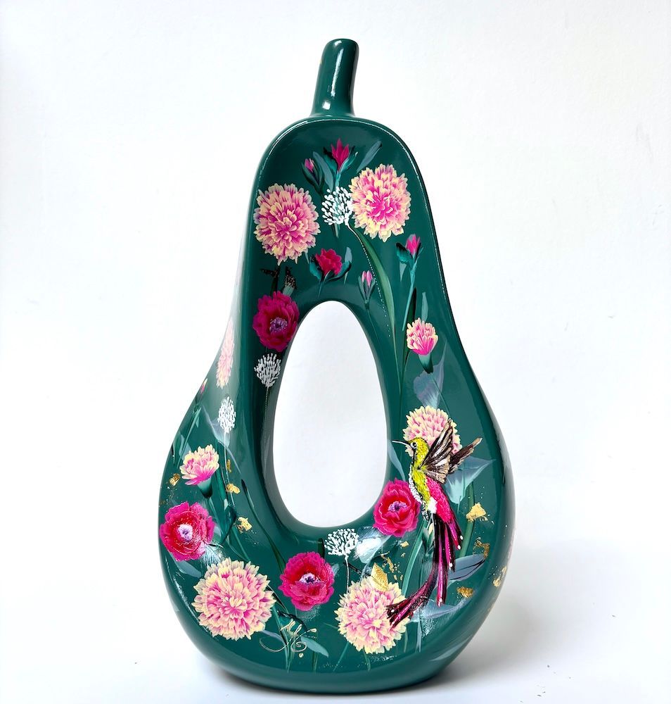 Een peervormige donkergroene vaas met een uitsparing in het midden, beschilderd met roze bloemmotieven en een klein vogeltje.