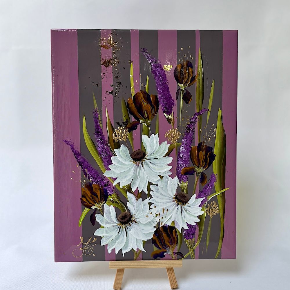 Een handbeschilderde tegel toont witte bloemen, paarse bloemaren en donkere irissen tegen een mauve gestreepte achtergrond.