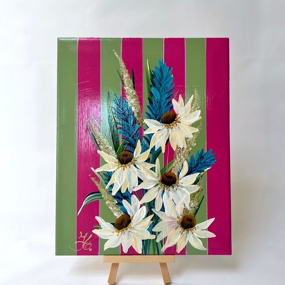 Een schilderij van witte bloemen en blauwe aren op een achtergrond van verticale roze en olijfgroene strepen.