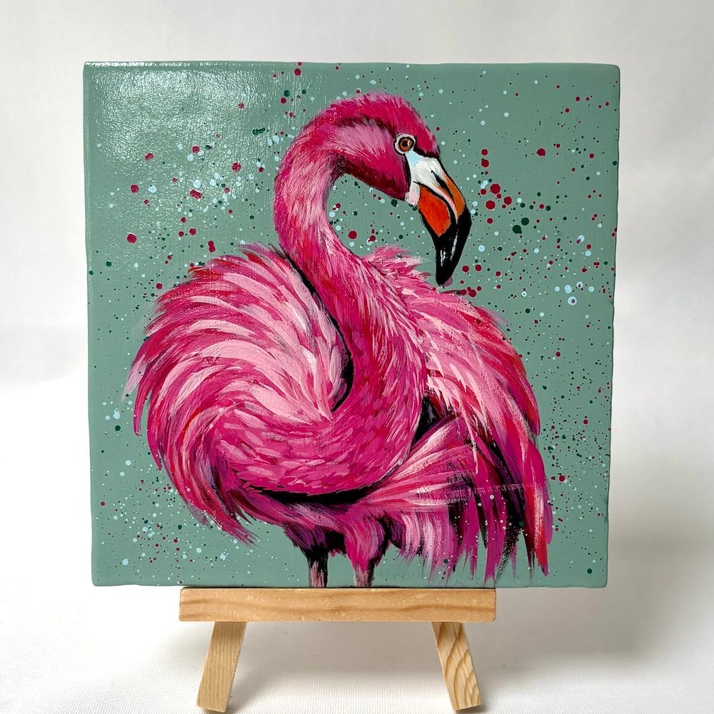 Een schilderij van een felroze flamingo op een gespikkelde turquoise achtergrond