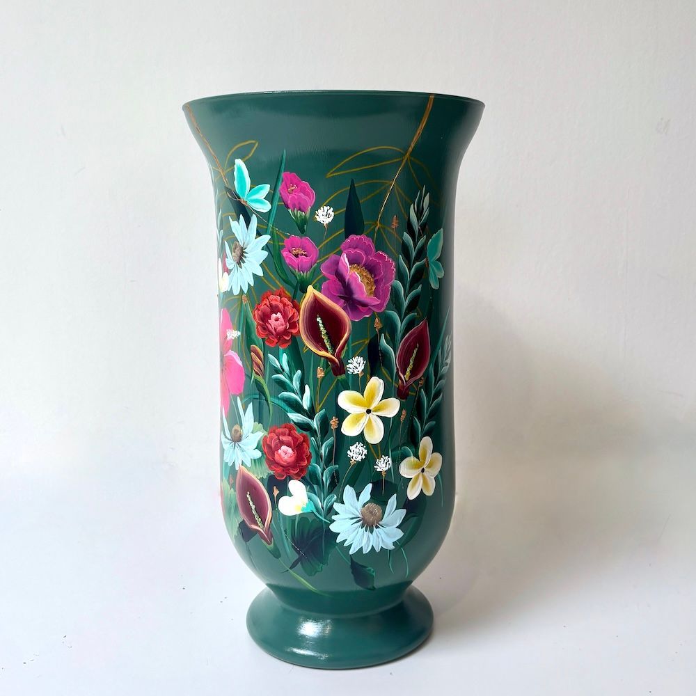 Groene keramische vaas met handgeschilderd kleurrijk bloemenmotief.