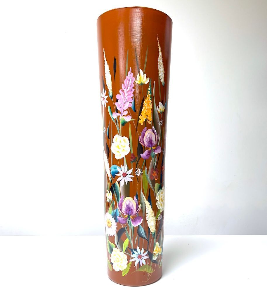 Hoge bruine decoratieve vaas met witte kraanvogels, een gouden maan en een bloemmotief.