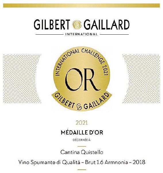 Un'etichetta per un vino che riporta una medaglia d'oro.