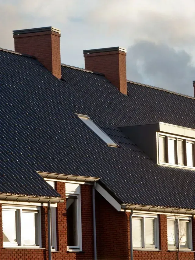Stapsgewijs proces van een dakherstelling: inspectie, reparatie en duurzame afwerking.