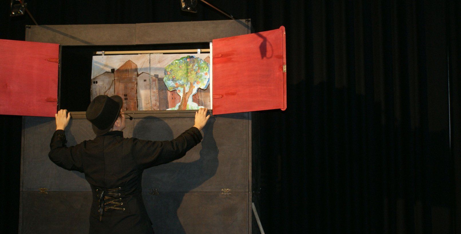 Szene aus godzillaART, RIESENgarten, Tanja Krüger, Puppenspiel, Guckkastenbühne, Handpuppen, Figurentheater, Oskar Wilde