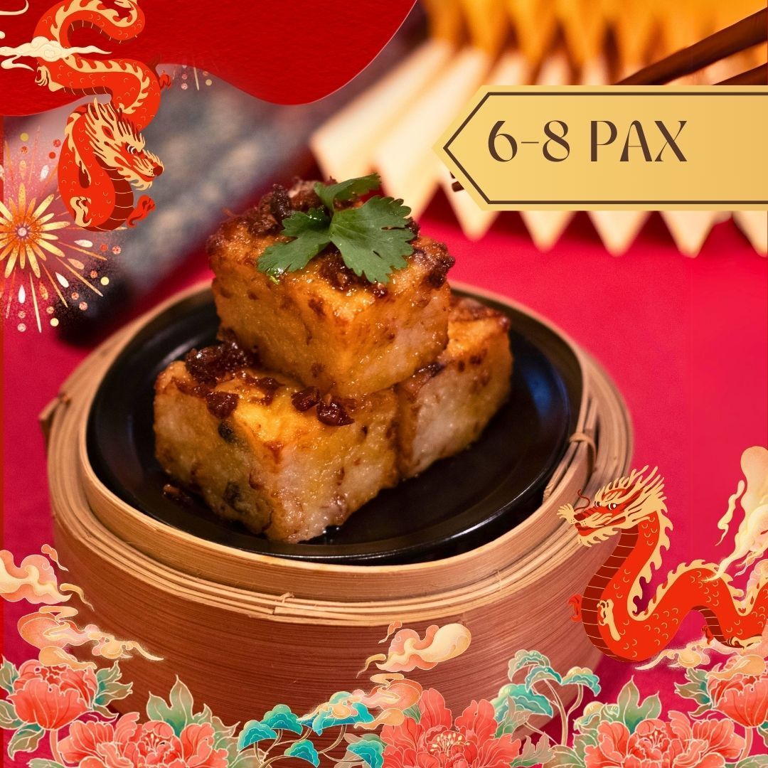 Dumplings in a bamboo steamer, topped with sauce. Text