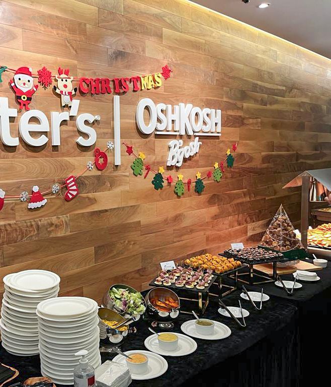 聖誕節自助餐，食物、餐盤和裝飾品均來自 Carter's | Oshkosh B'gosh，擺放在木板牆上。