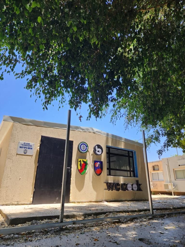 מדבקות שילוט