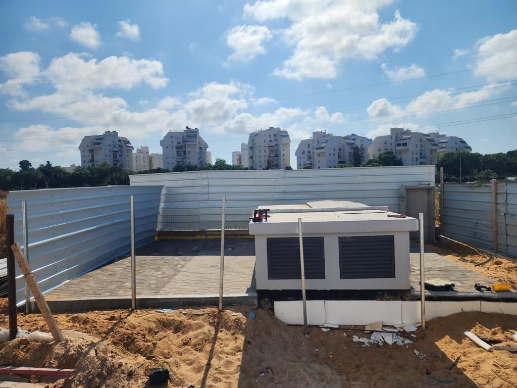 גדר מדברת