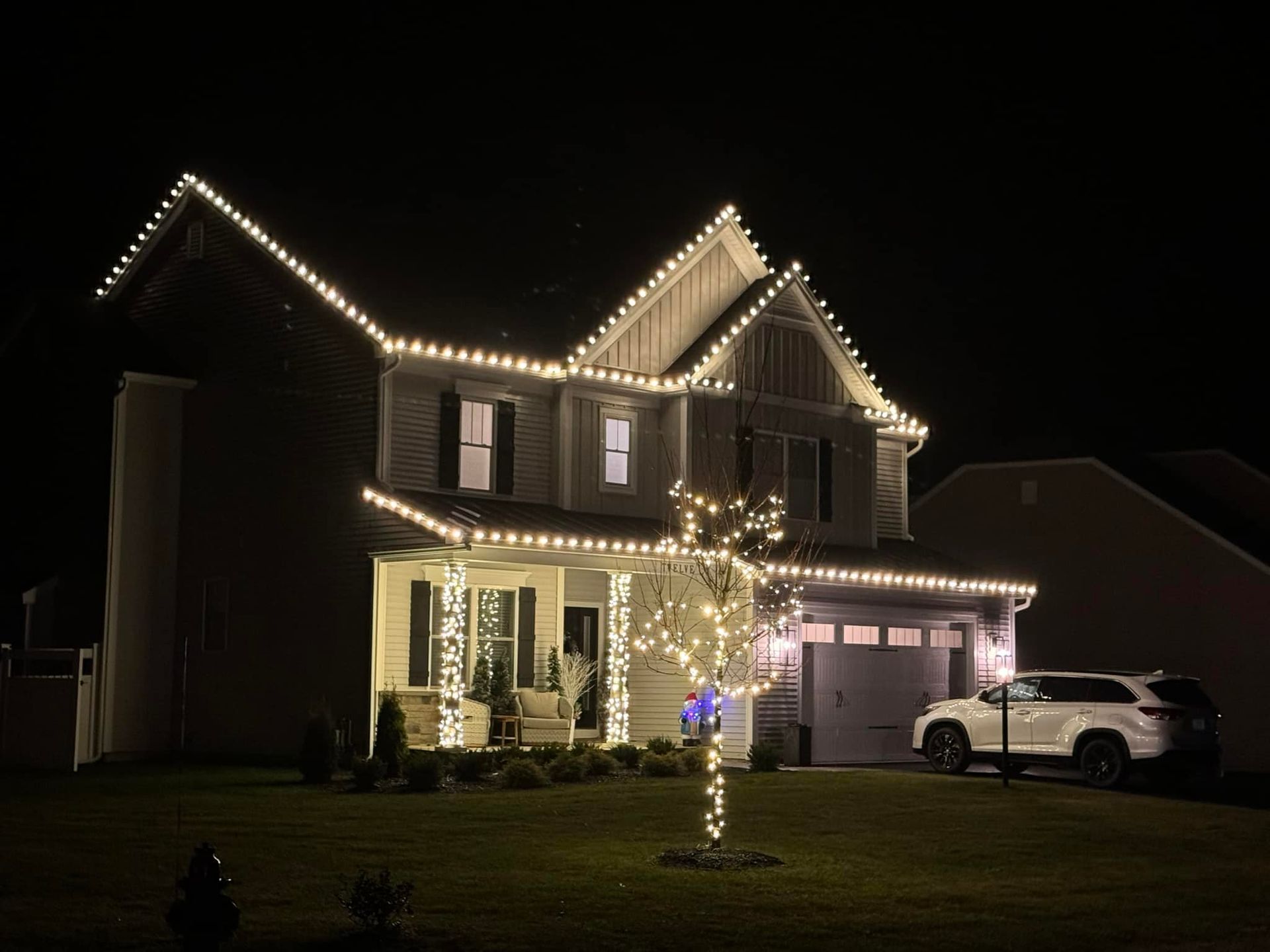 Professional Holiday Lighting for homes and commercial businesses in Mahoning, Trumbull, Sharon, Hermitage, and Cranberry Township PA.