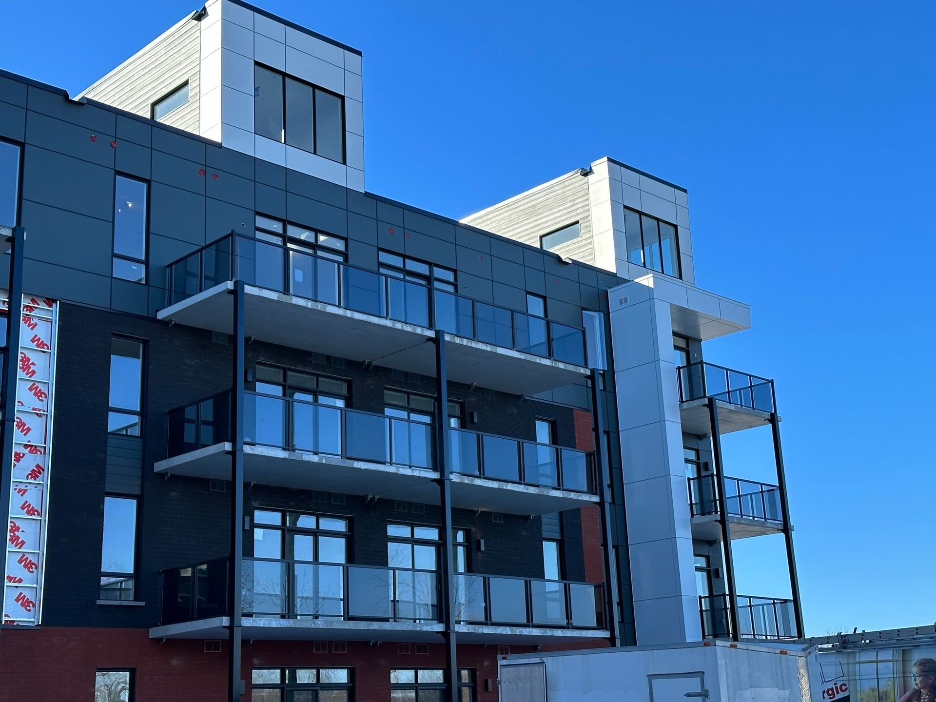 Un grand bâtiment avec beaucoup de fenêtres et de balcons