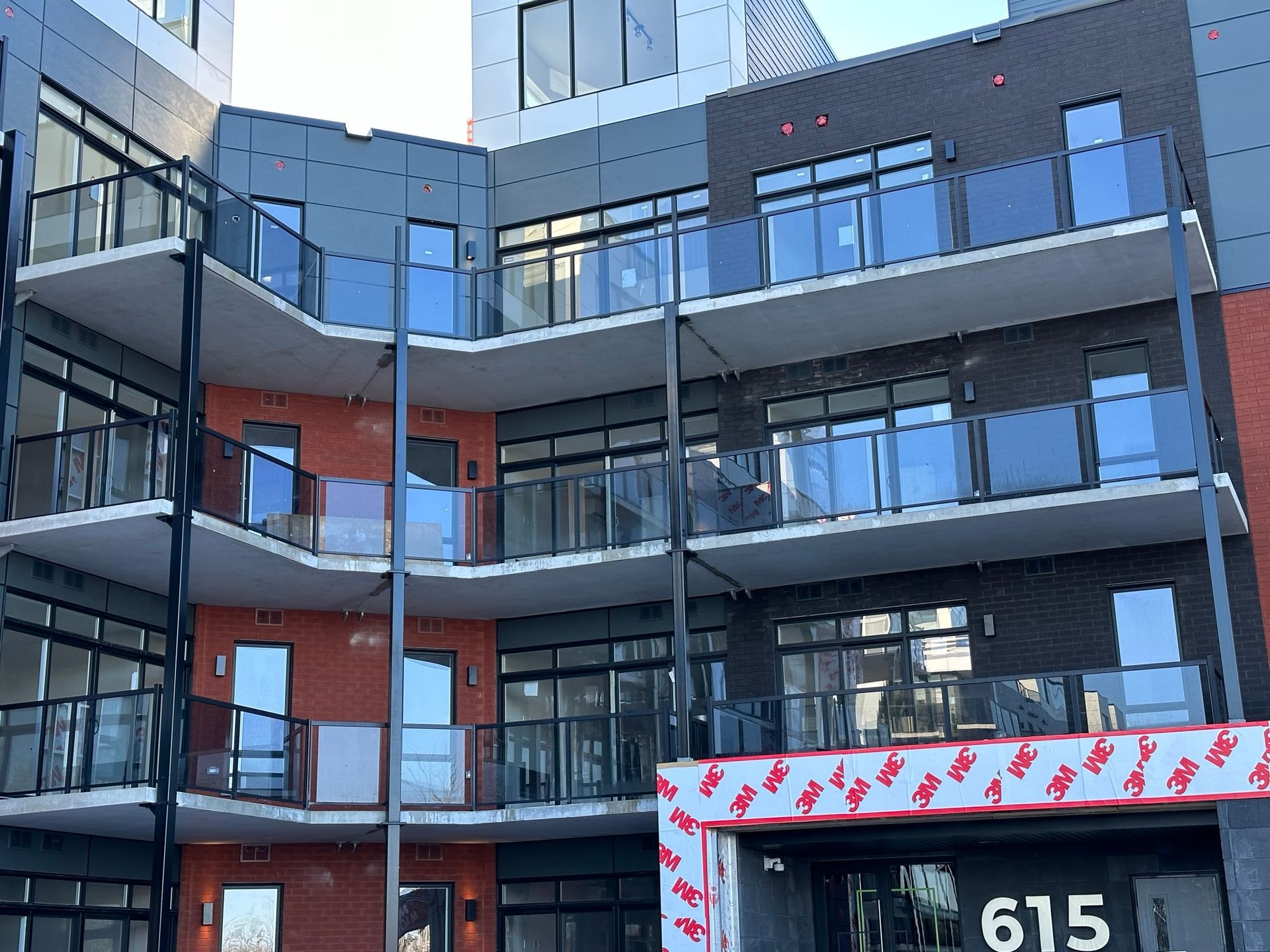 Un grand immeuble d'appartements avec beaucoup de fenêtres et de balcons.