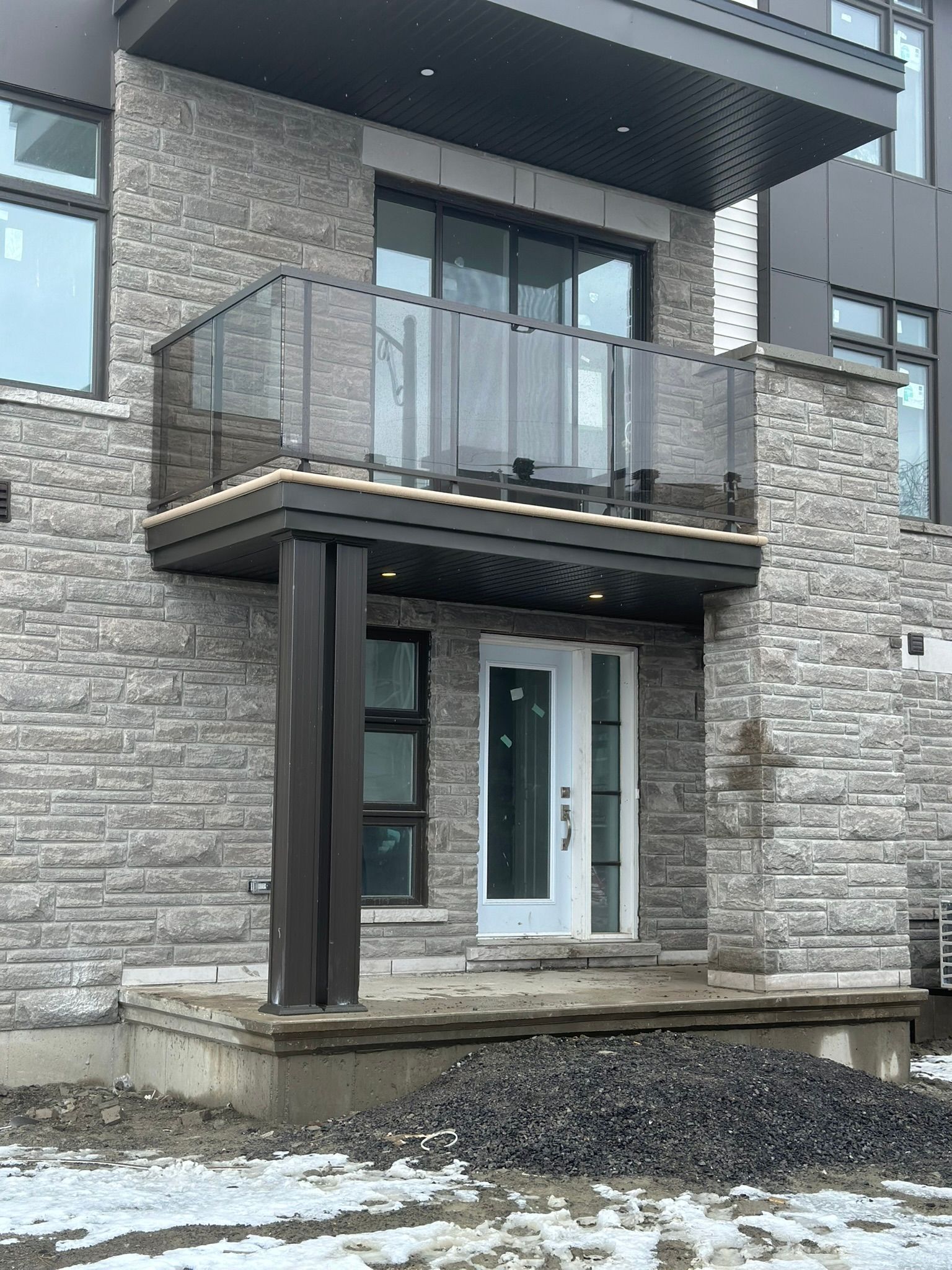 Un bâtiment en briques avec un balcon et une porte.