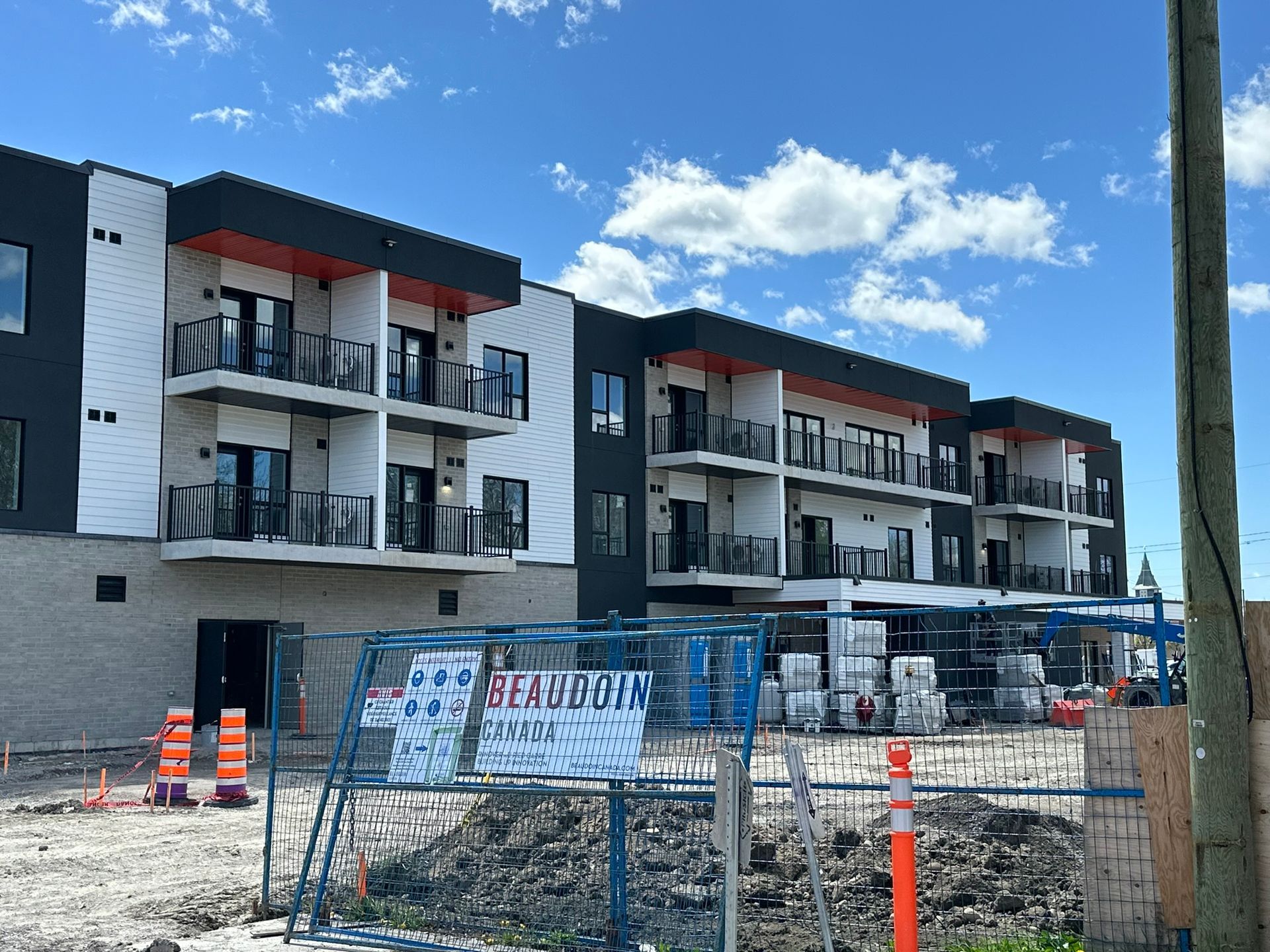 Un grand immeuble d'appartements en construction avec beaucoup de balcons.