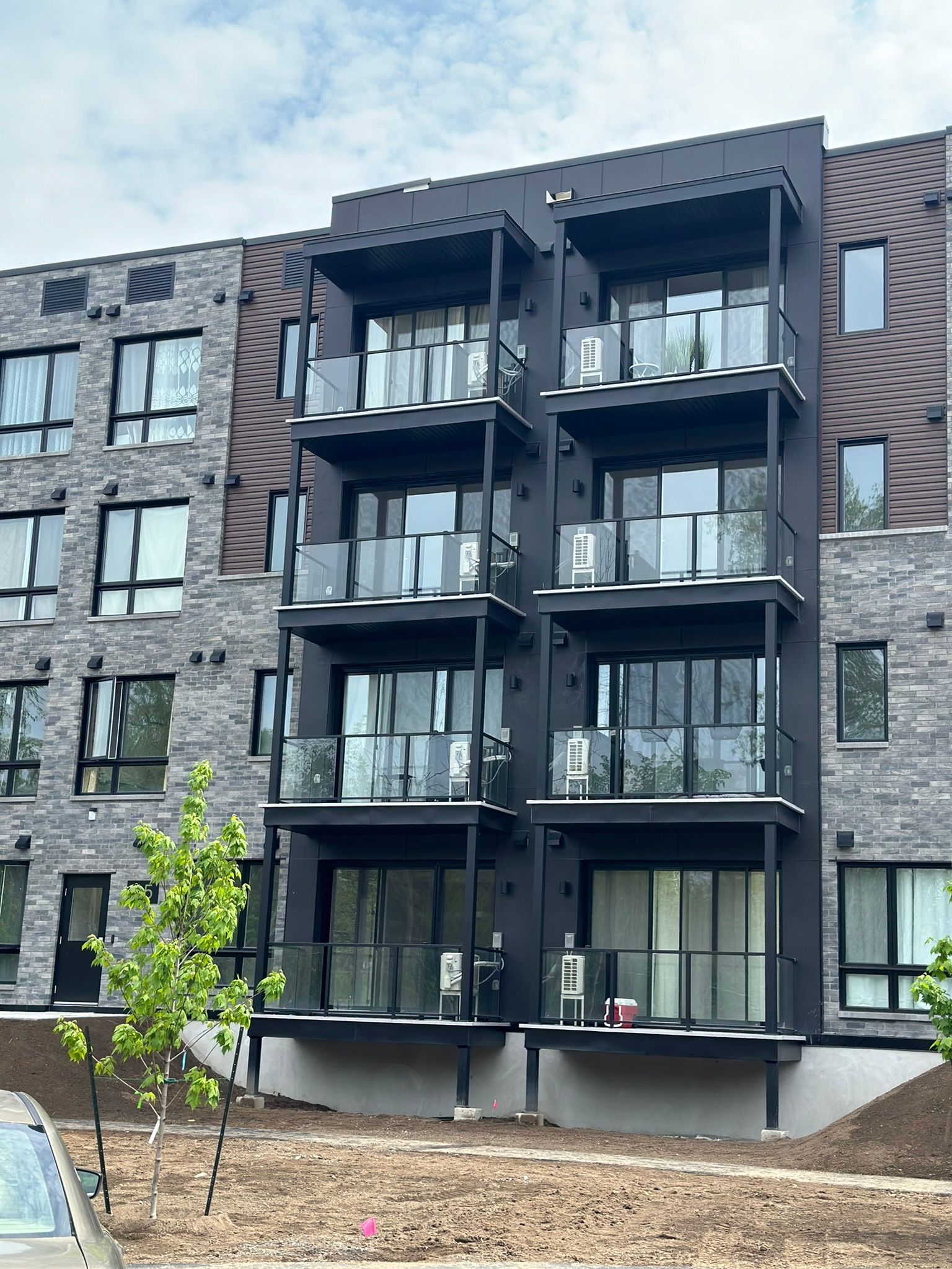 Un grand immeuble d'appartements avec beaucoup de fenêtres et de balcons