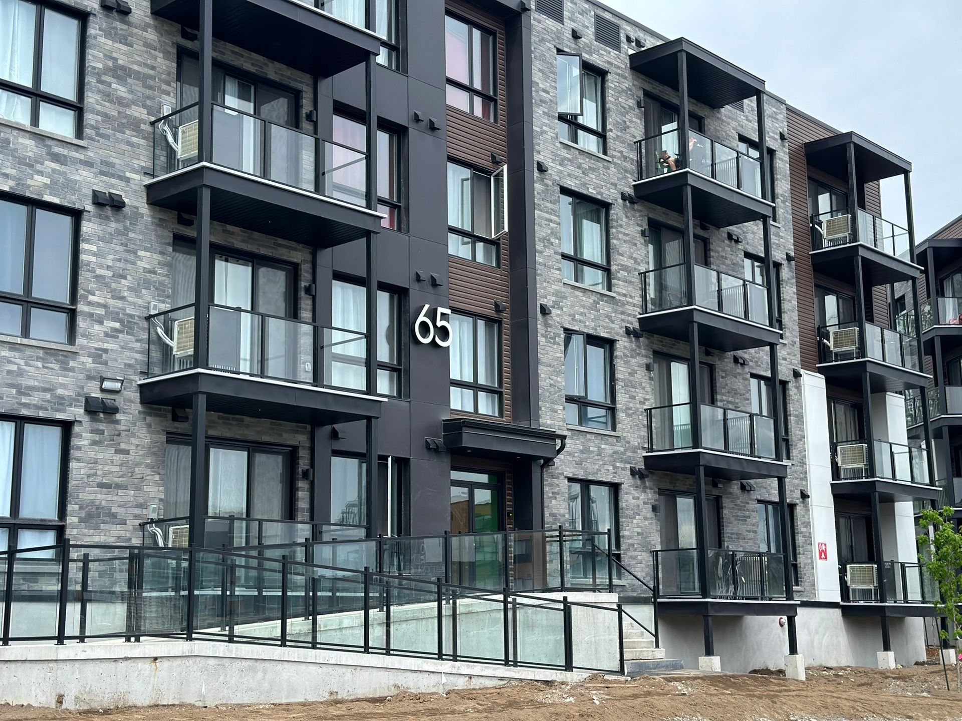 Un grand immeuble d'appartements avec beaucoup de fenêtres et de balcons.