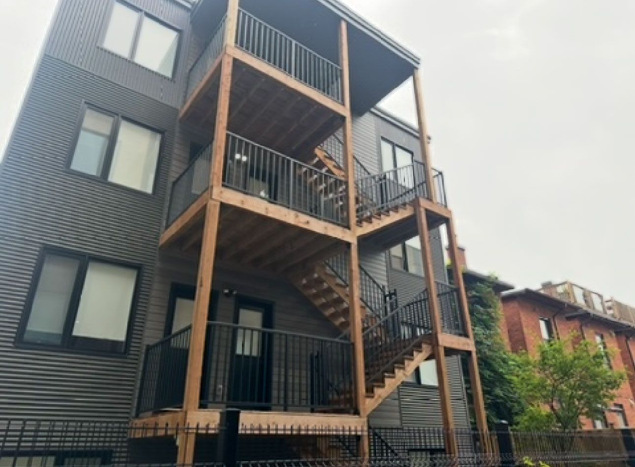 Un bâtiment avec des escaliers menant au deuxième étage