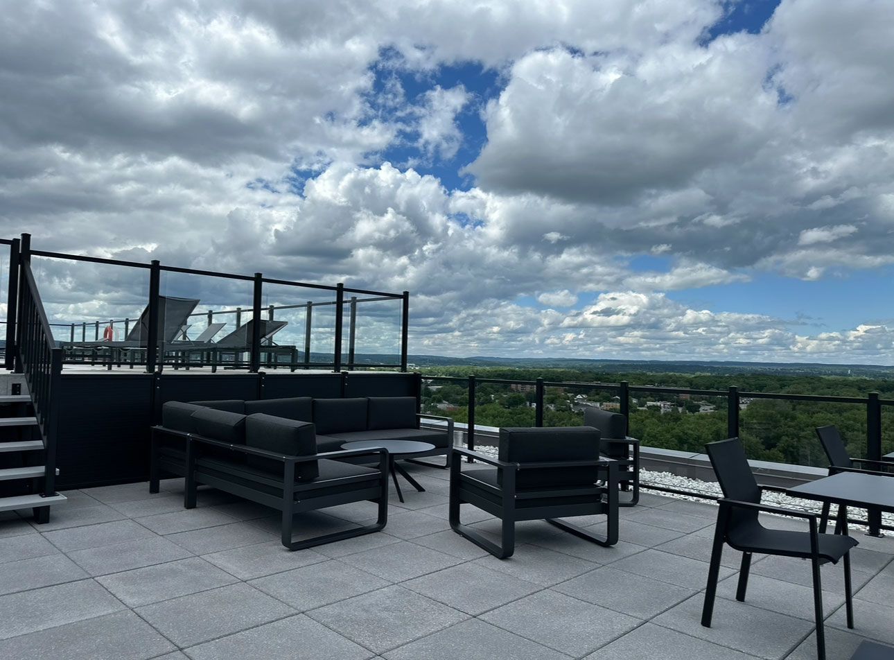 Il y a beaucoup de chaises et de tables sur la terrasse.