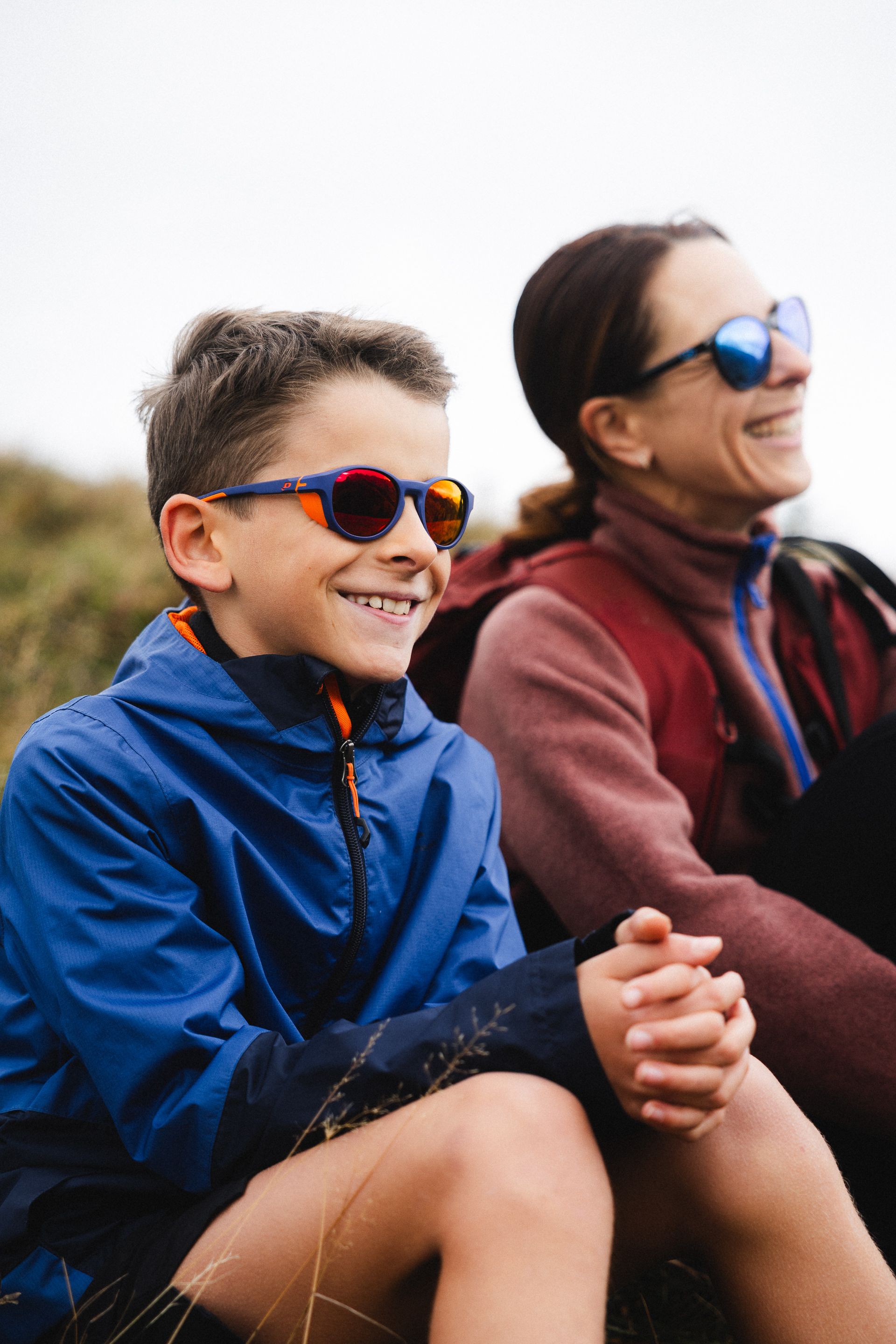 Un enfant et une femme portent des lunettes de sport