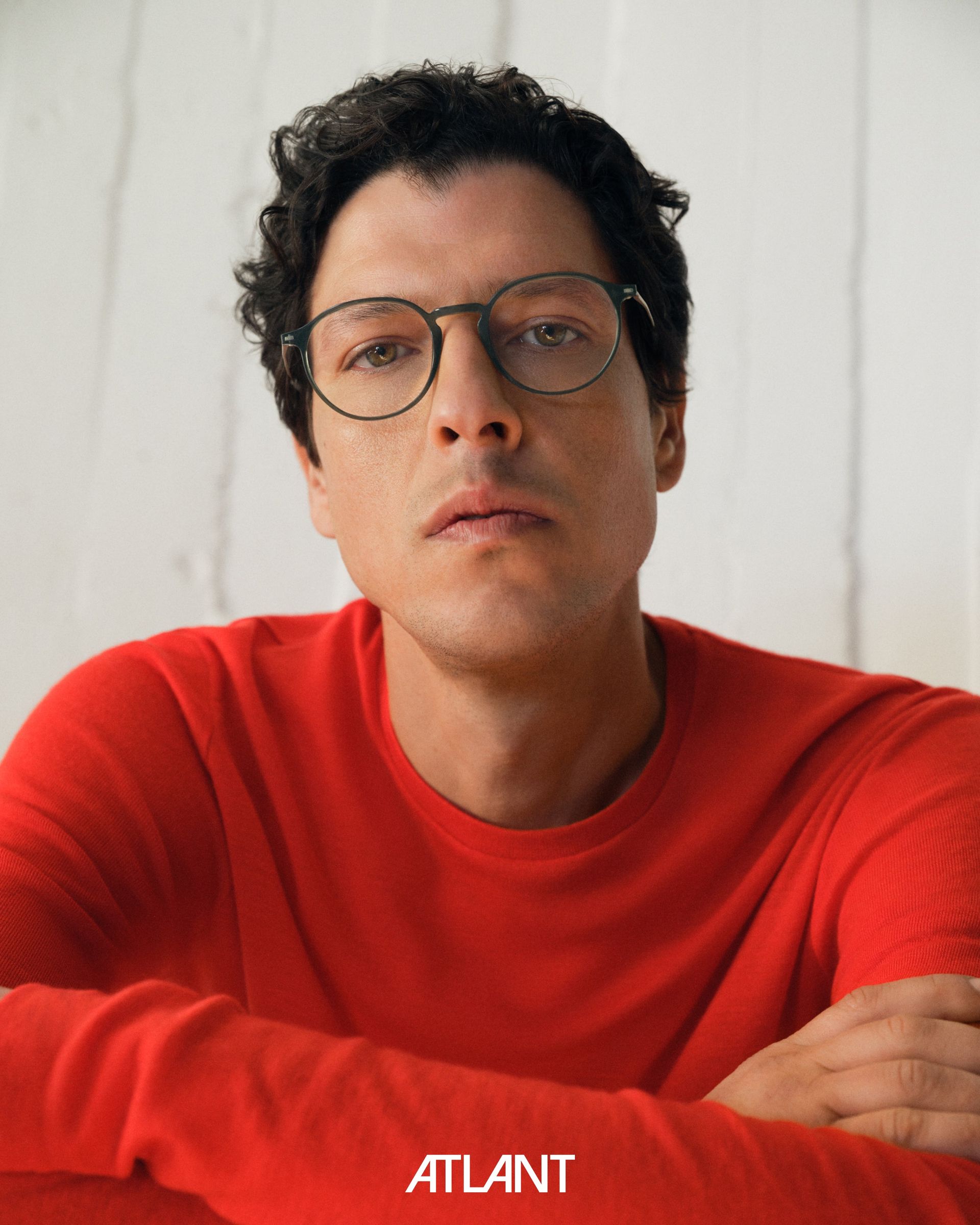 Un homme porte des lunettes de vue