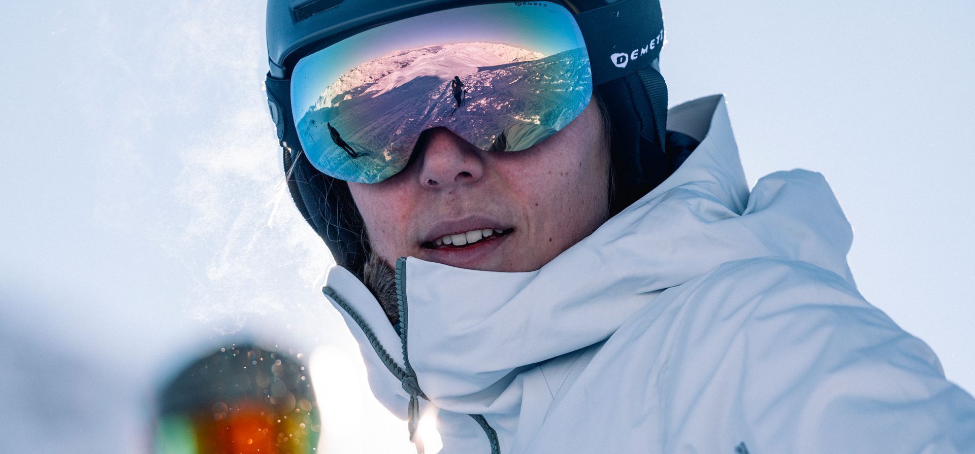 Femme avec un masque de ski à sa vue