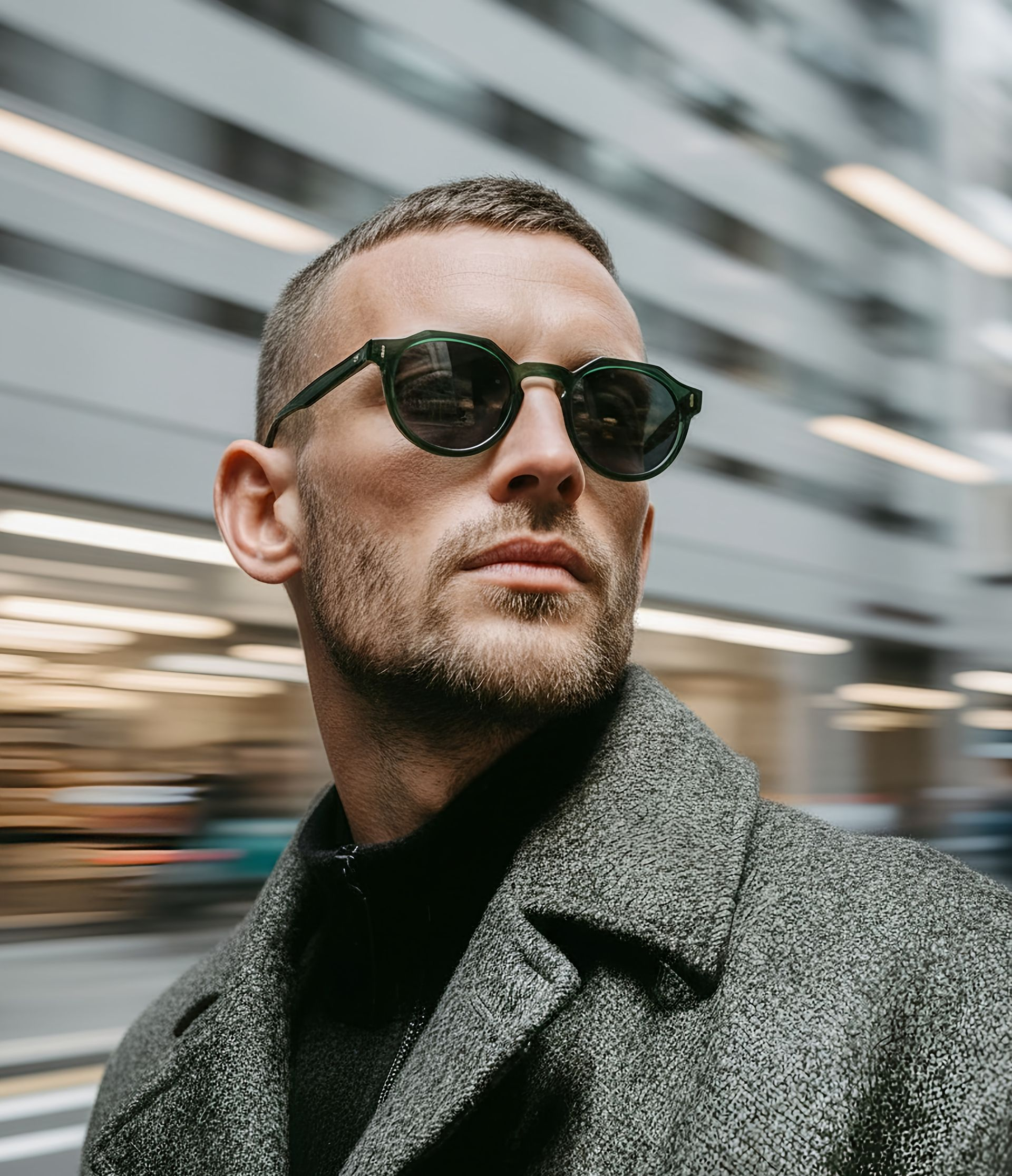 Jeune homme avec des lunettes