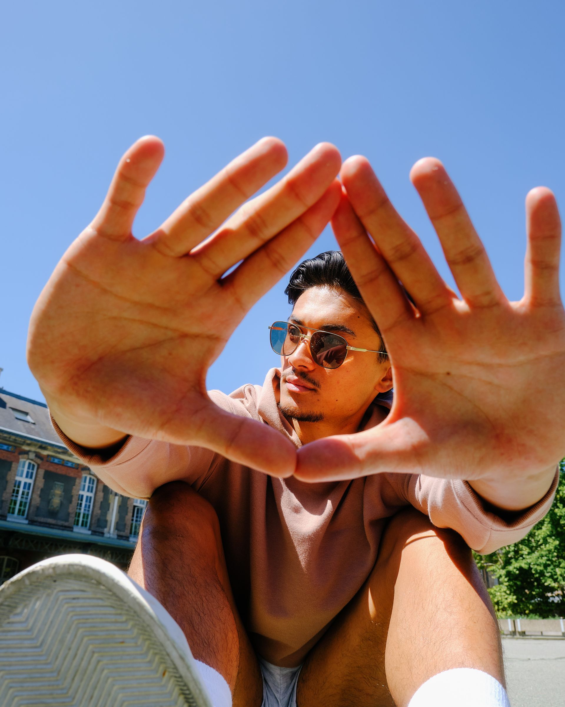 Homme portant des lunettes de soleil