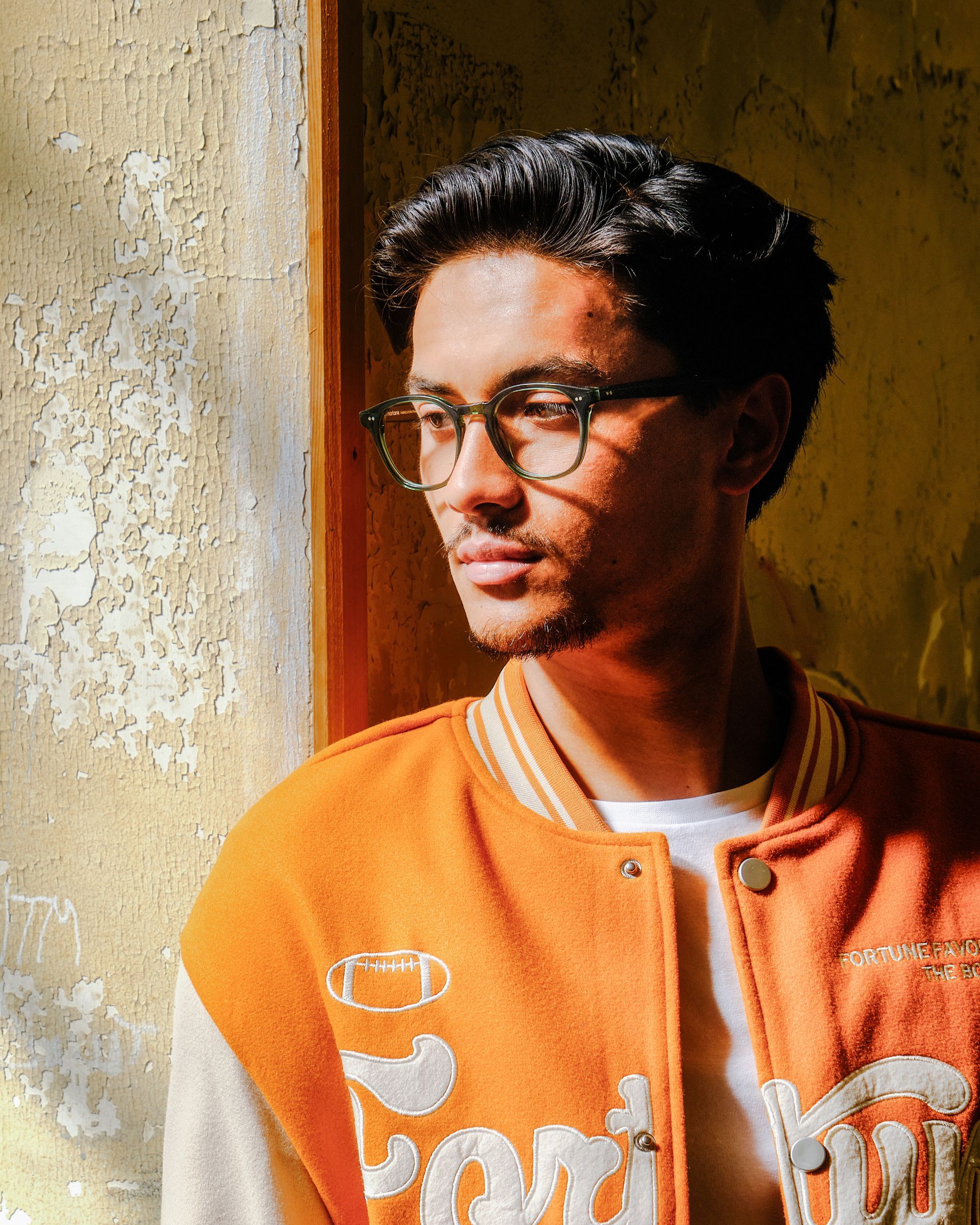 Un homme avec des lunettes de vue