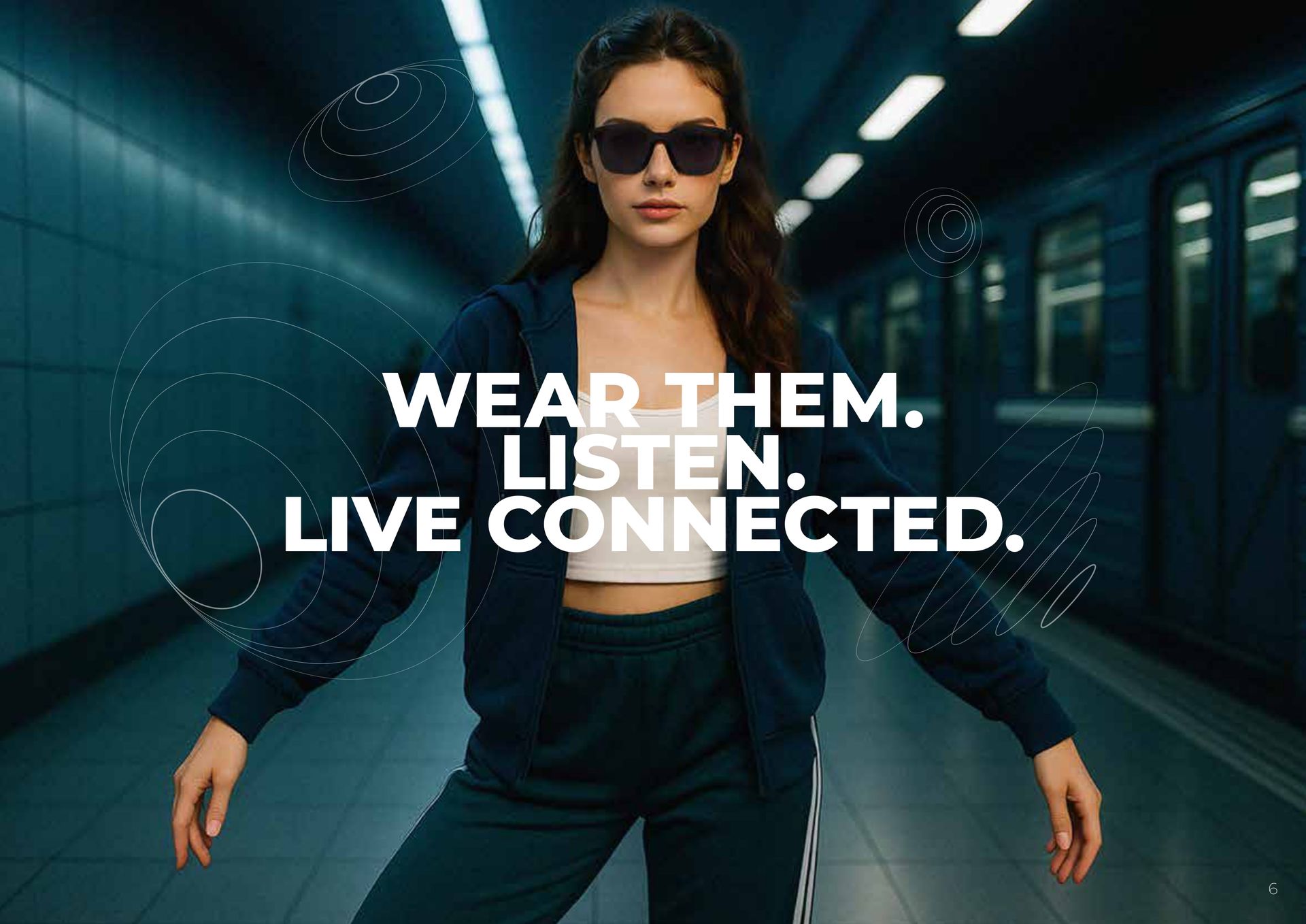Une femme portant des lunettes de soleil connectées se tient dans un tunnel de métro.