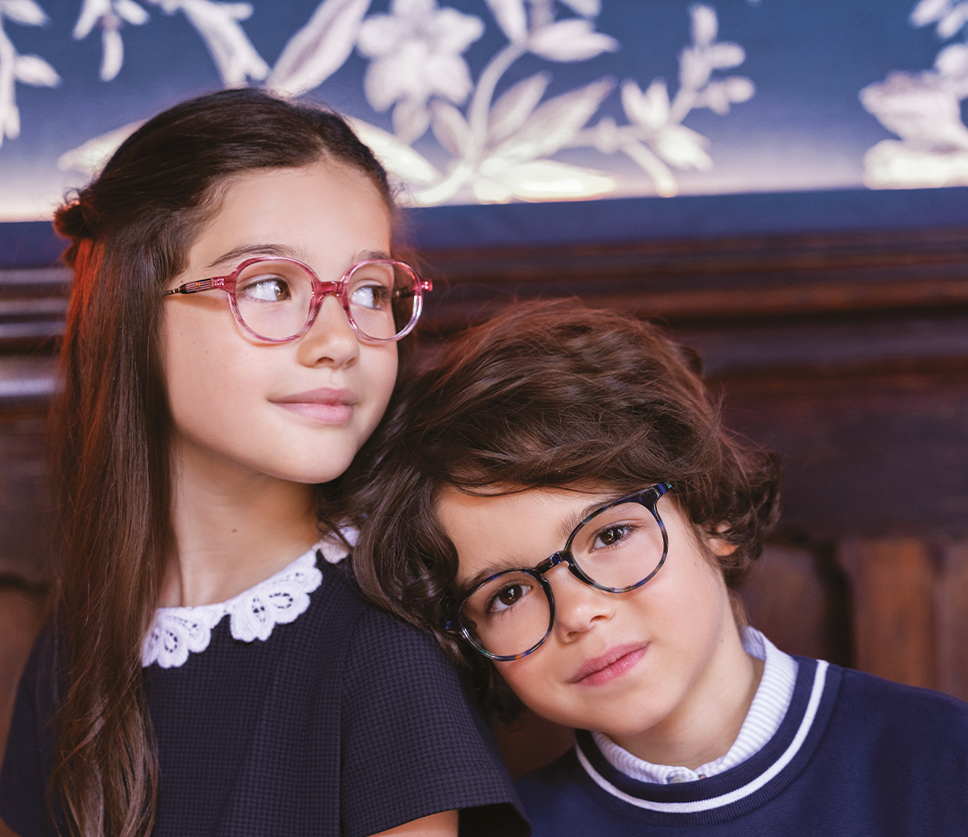 Deux enfants heureux avec des lunettes de vue