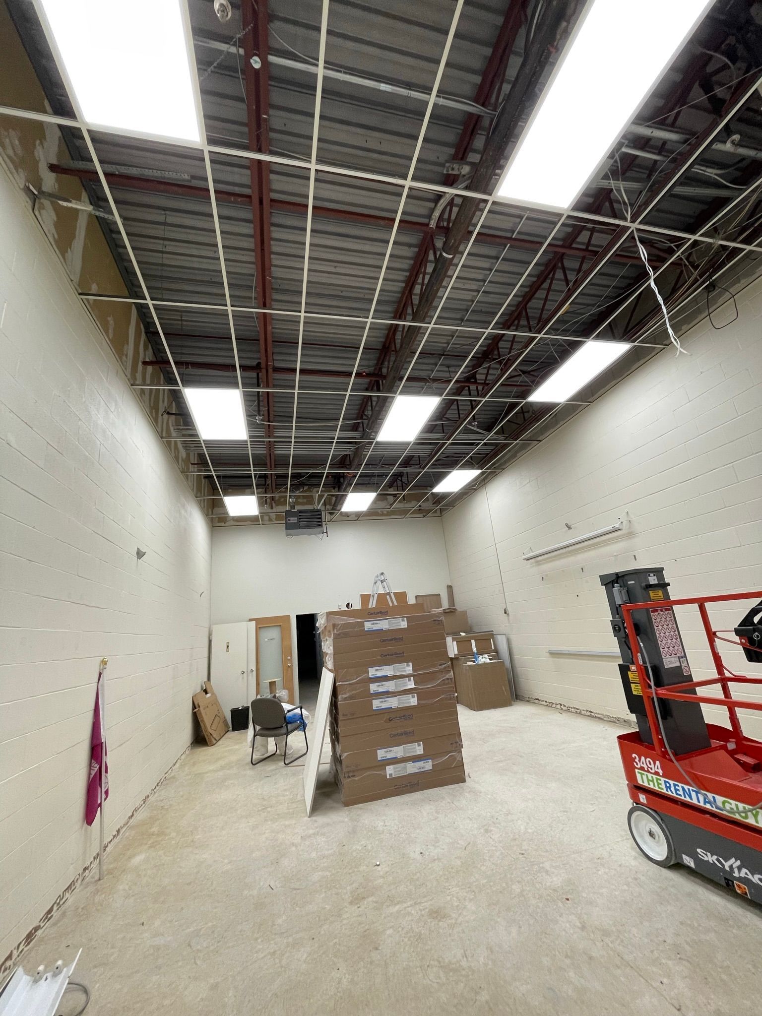 A large empty room with a lot of lights on the ceiling.