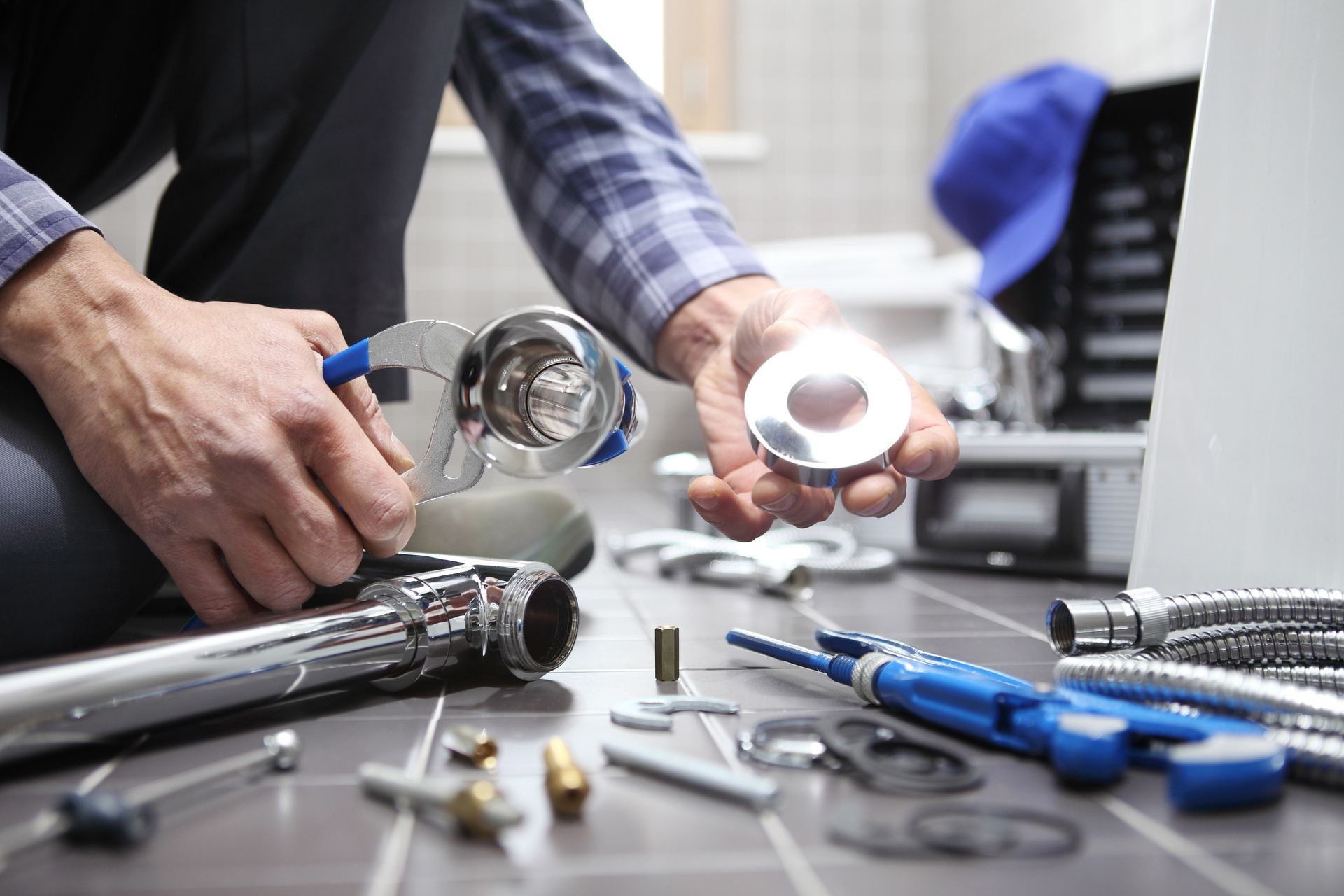 Experienced plumber from Oak Creek Plumbing and Remodeling, installing a new faucet and bathroom fixtures in Milwaukee, WI.