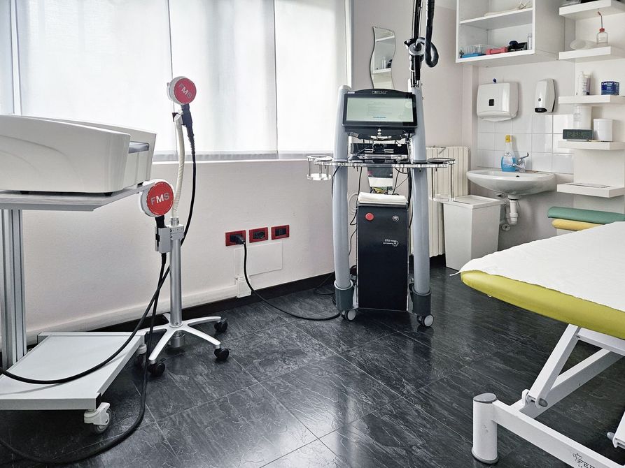 Sala attrezzature fisioterapia e riabilitazione - Poliambulatorio Minervini Bruno Brembate