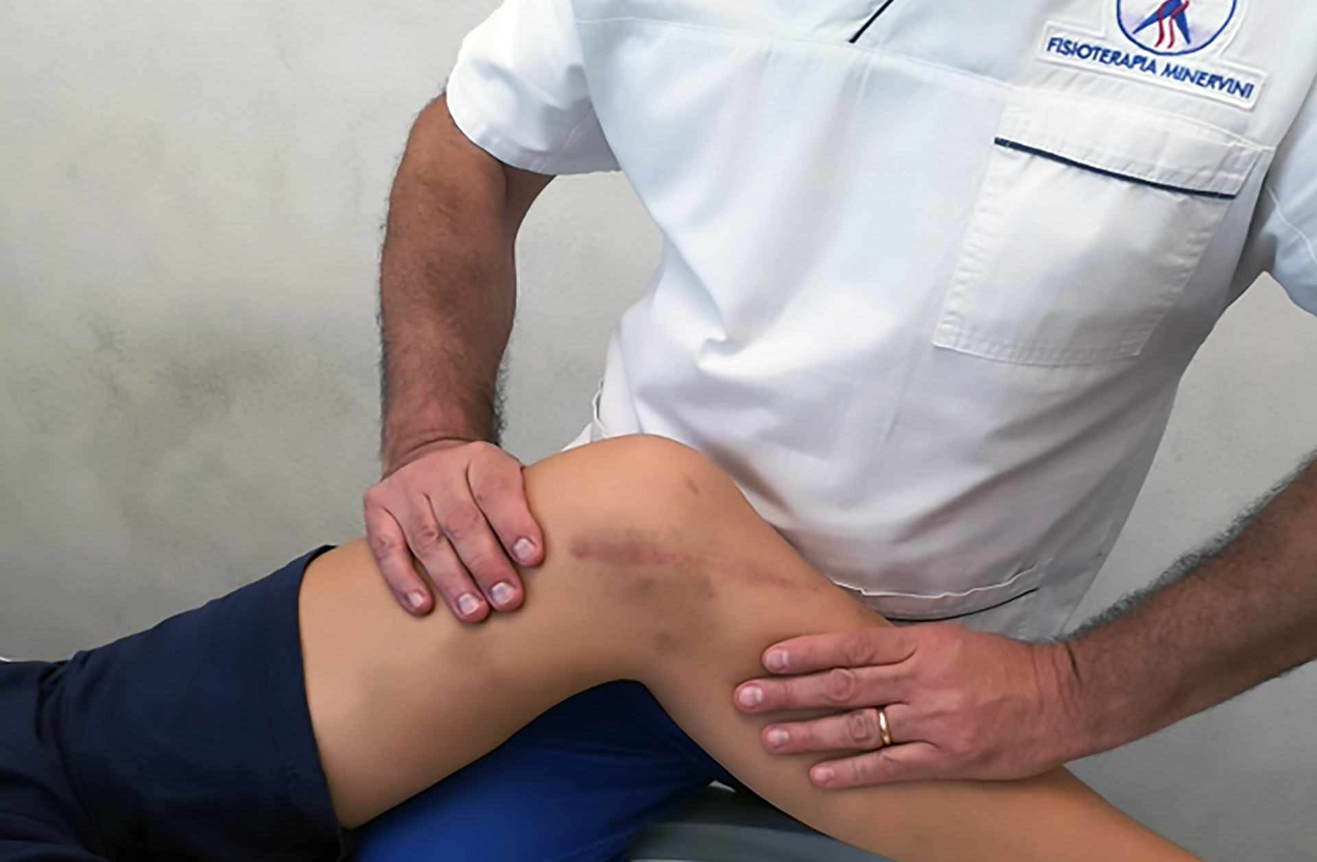 Trattamento fisioterapico mani su paziente - Fisioterapia Brembate