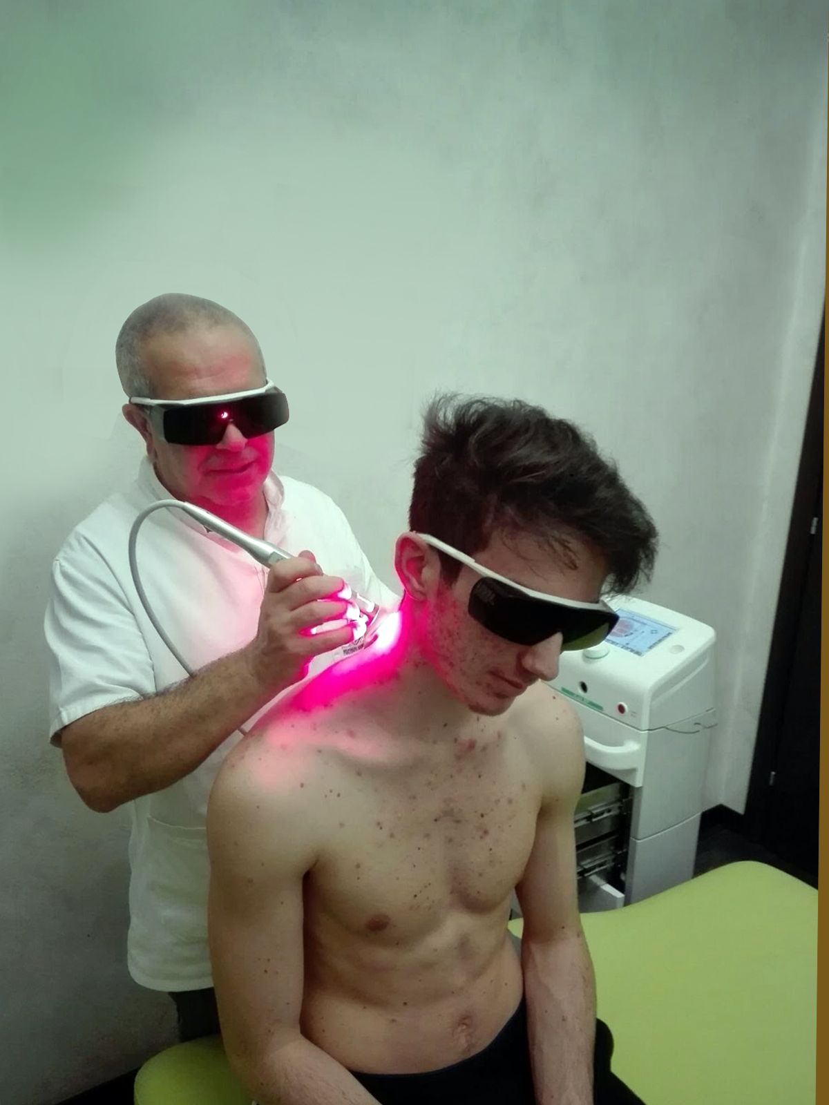 Seduta di laserterapia con occhiali protettivi - Laserterapia Brembate Bergamo