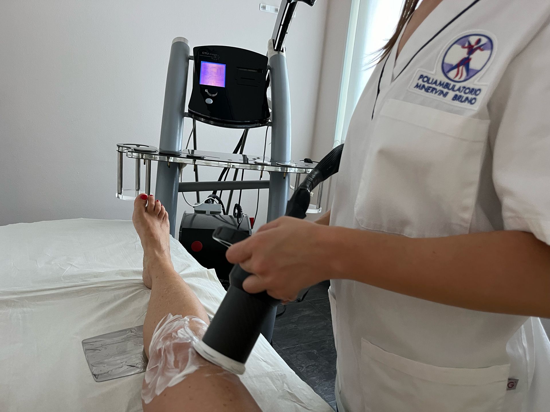 Fisioterapista con apparecchio tecarterapia - Tecarterapia Brembate Bergamo