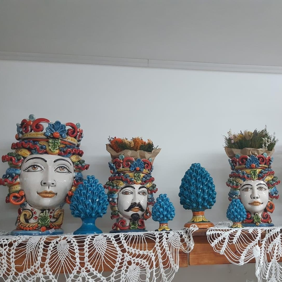 ceramiche di Caltagirone abbellite con fiori