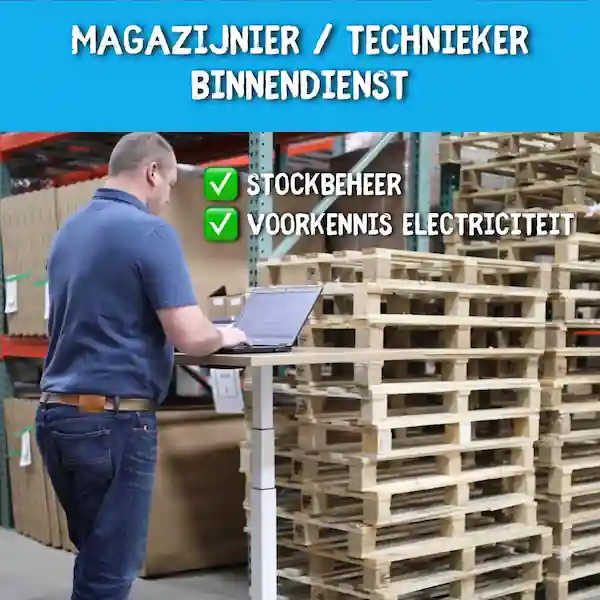 Een man die voor een stapel houten pallets staat en een laptop gebruikt